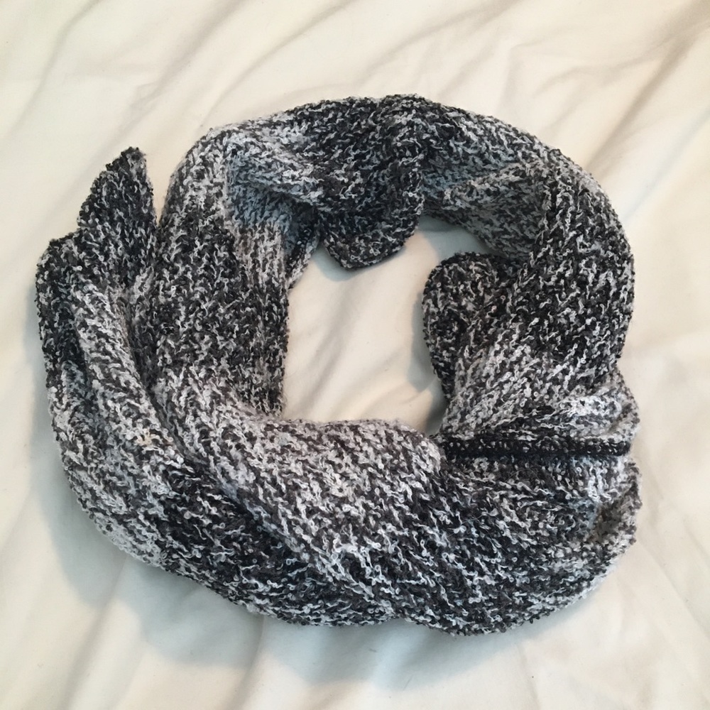 Women’s Black & White Scarf 🧣